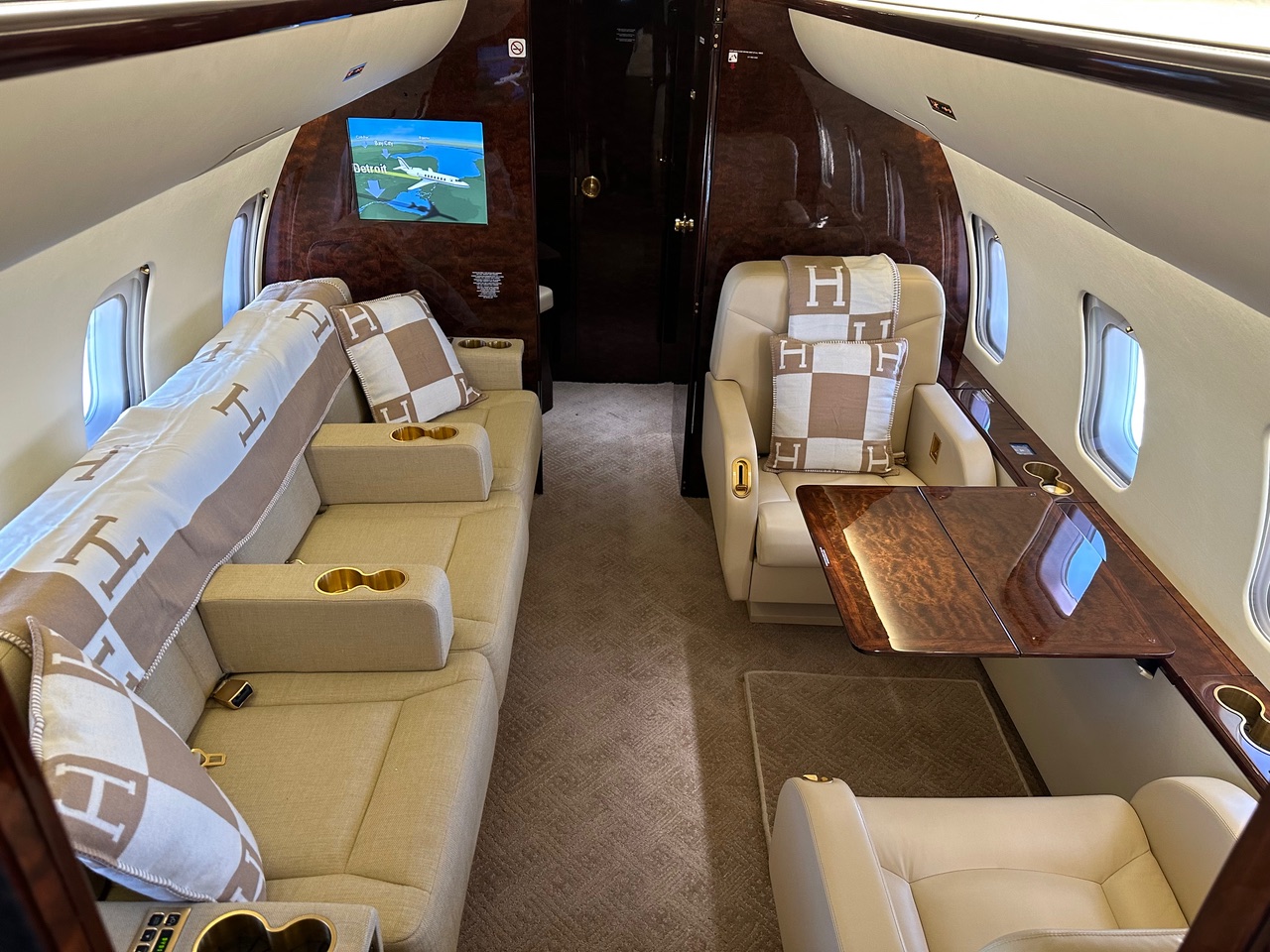 Challenger 850 Cabin Interior